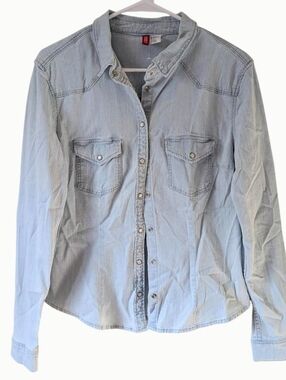 H&M Divided light blue denim button up shirt jean jacket